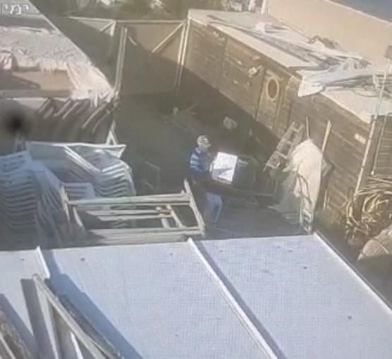 فيديو : لائحة اتهام لمشتيه من جسر الزرقاء بسرقة الكحول 